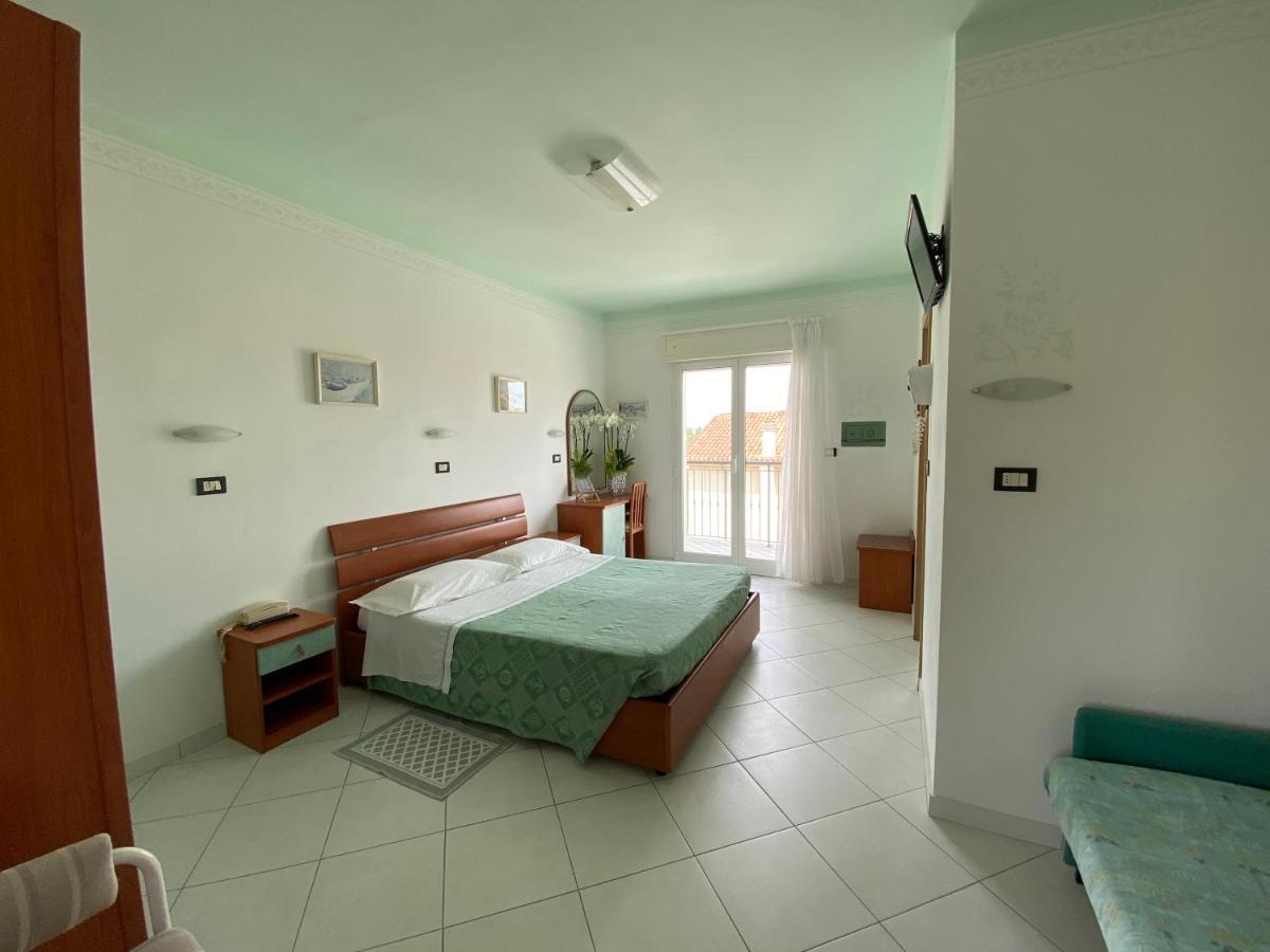 Hotel Capri Bellaria-Igea Marina Buitenkant foto