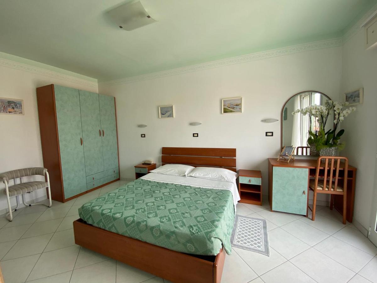 Hotel Capri Bellaria-Igea Marina Buitenkant foto