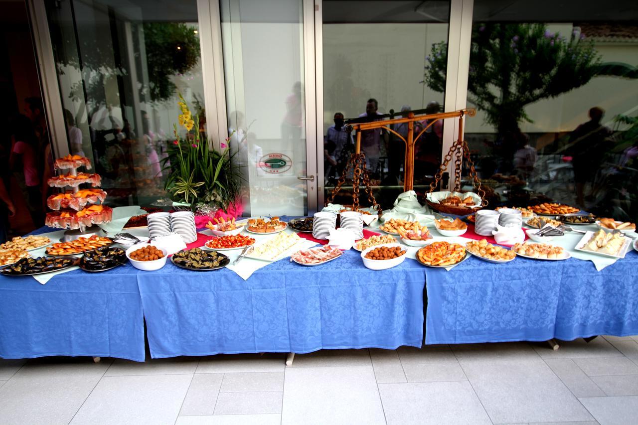 Hotel Capri Bellaria-Igea Marina Buitenkant foto