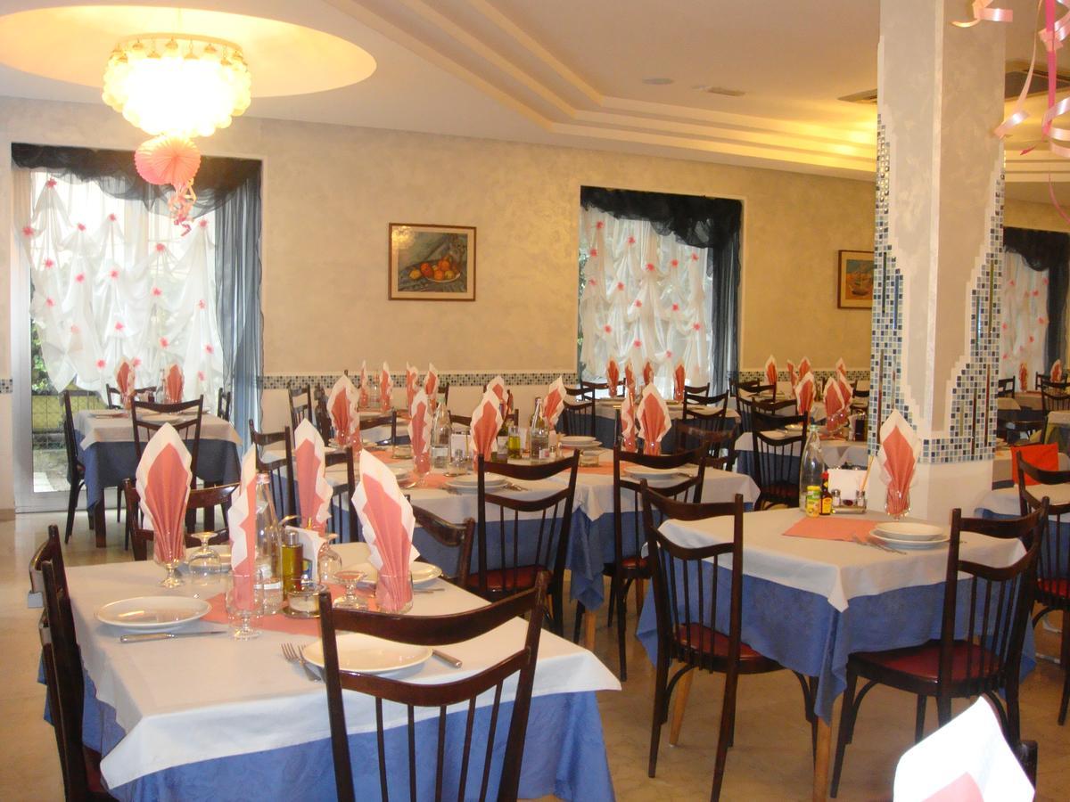 Hotel Capri Bellaria-Igea Marina Buitenkant foto